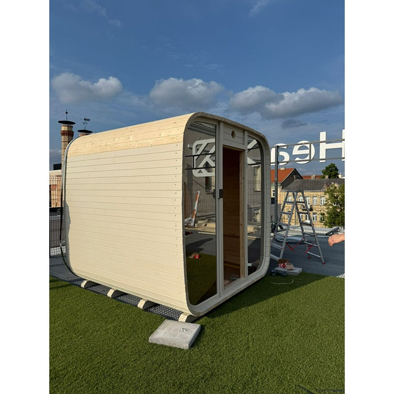 Celsium Ula Small Outdoor Sauna in Weiß mit Glasfront, montiert auf einer Dachterrasse – kompakte Premiumsauna für urbane Wellness-Oasen