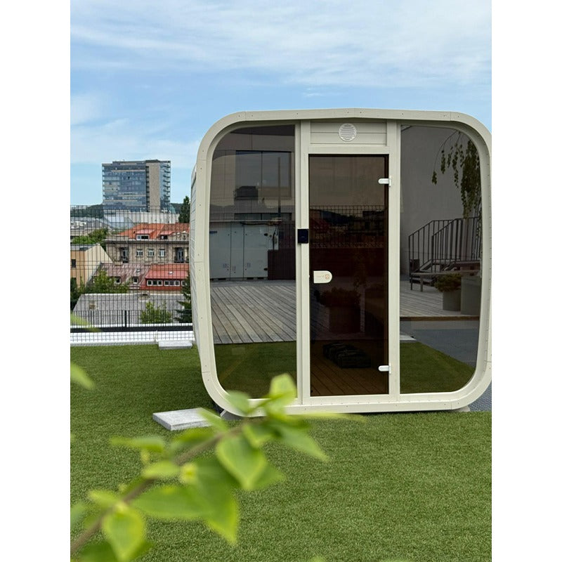 Celsium Ula Small Outdoor Sauna in Weiß mit vollverglaster Frontansicht auf Dachterrasse – moderne Außensauna für urbanes Wellnessambiente