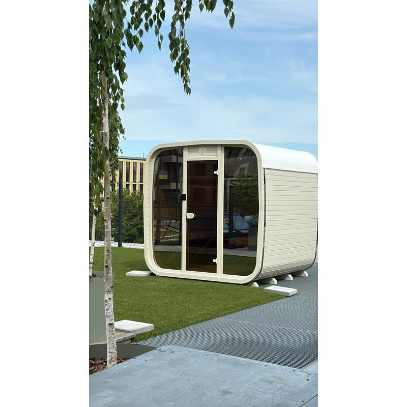 Celsium Ula Small Outdoor Sauna in Weiß mit großzügiger Glasfront und weißem Dach – elegante Premiumsauna auf moderner Dachterrasse
