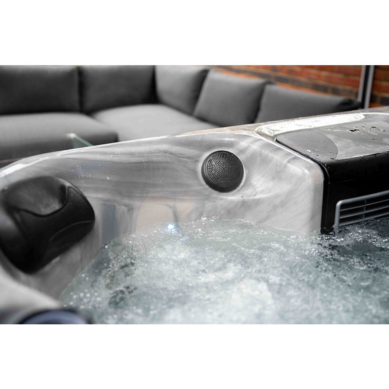 Nahaufnahme des Colombo Whirlpools mit integriertem Bluetooth-Lautsprecher und Kopfstütze – hochwertige Ausstattung für musikalische Entspannung.