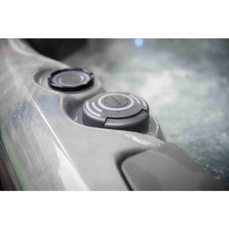 Detailaufnahme der Bedienregler am Colombo Whirlpool – intuitive Steuerung von Luftzufuhr und Wasserintensität für individuellen Massagekomfort.