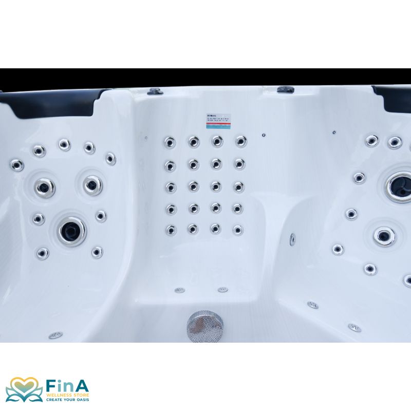 Innenansicht des FinA Hydronyx Whirlpools – Vielzahl an unterschiedlich großen Massagedüsen für gezielte Wassertherapie an Rücken, Schultern und Beinen.