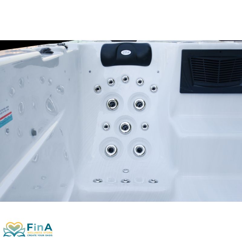 Detailansicht eines Sitzplatzes im FinA Hydronyx Whirlpool – ergonomisch geformt mit gepolsterter Kopfstütze und vielfältig angeordneten Massagedüsen für gezielte Entspannung.