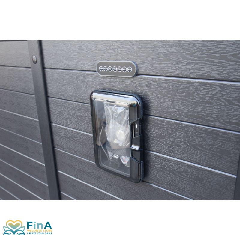 Außenansicht des FinA Hydronyx Whirlpools – integriertes Technikpanel mit transparenter Serviceklappe und strukturiertem Verkleidungsdesign in elegantem Grau