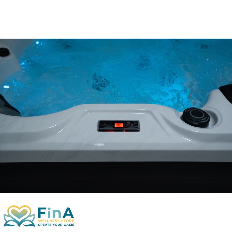 FinA Lumari Whirlpool bei Nacht mit beleuchtetem Wasser und aktivierter Steuerungseinheit
