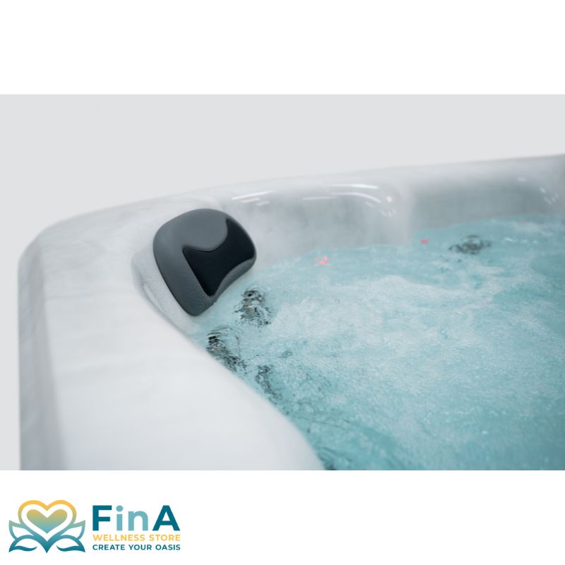 Detailaufnahme der Kopfstütze im FinA Lumari Whirlpool mit sprudelndem Wasser im Hintergrund
