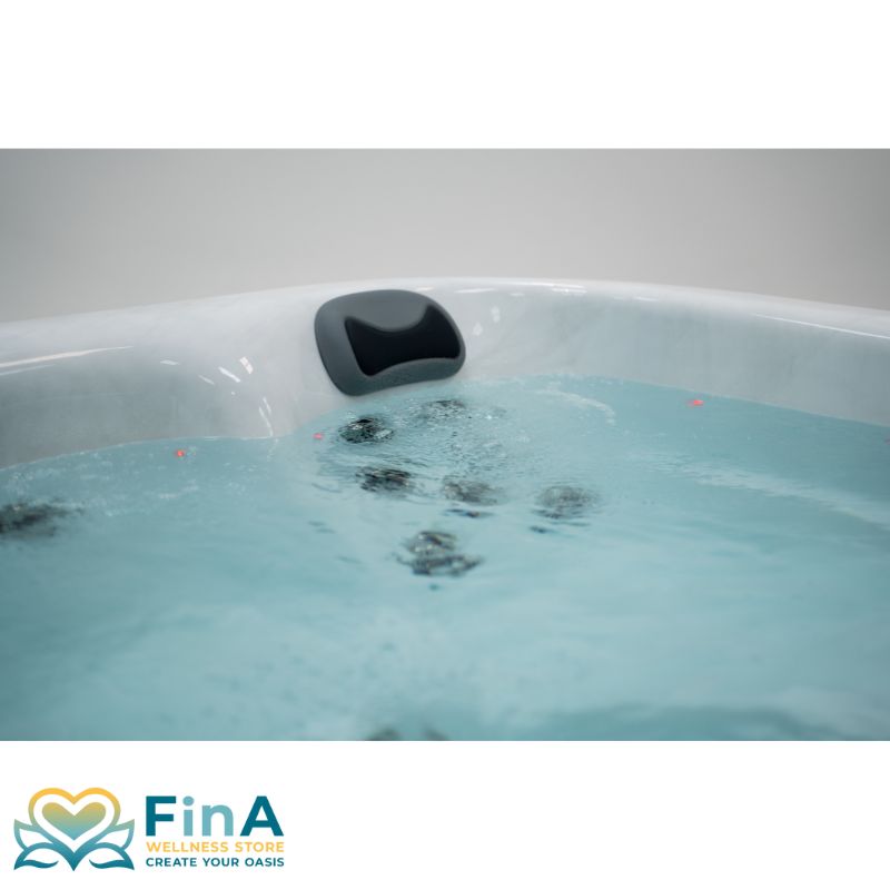 Whirlpool FinA Lumari mit aktiven Wasserstrahlen unter Kopfstütze – entspannende Rückenmassage im Betrieb