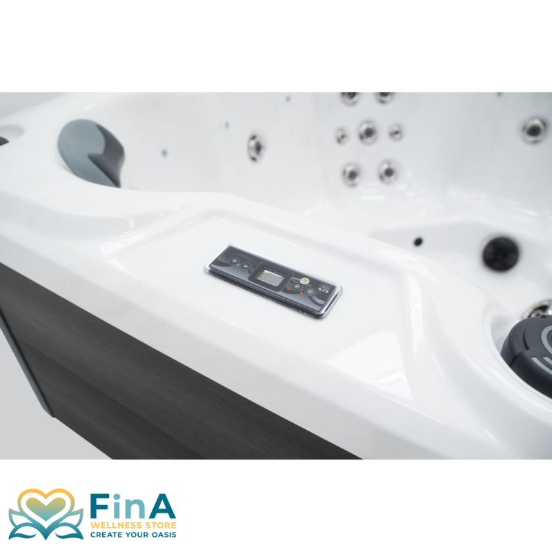 Steuereinheit des FinA Lumari Whirlpools mit intuitivem Bedienfeld und Blick auf die Massagedüsen