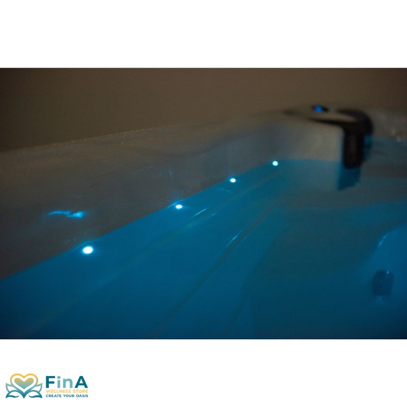 Nachtaufnahme des FinA Orel Swim Spa – stimmungsvolle LED-Beleuchtung entlang des Beckenrands für ein atmosphärisches Wellnesserlebnis bei Dunkelheit.