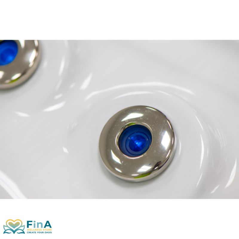 Nahaufnahme einer Massagedüse im FinA Orel Swim Spa – hochwertiger Edelstahlring mit blauer Düseneinheit für gezielte Hydrotherapie