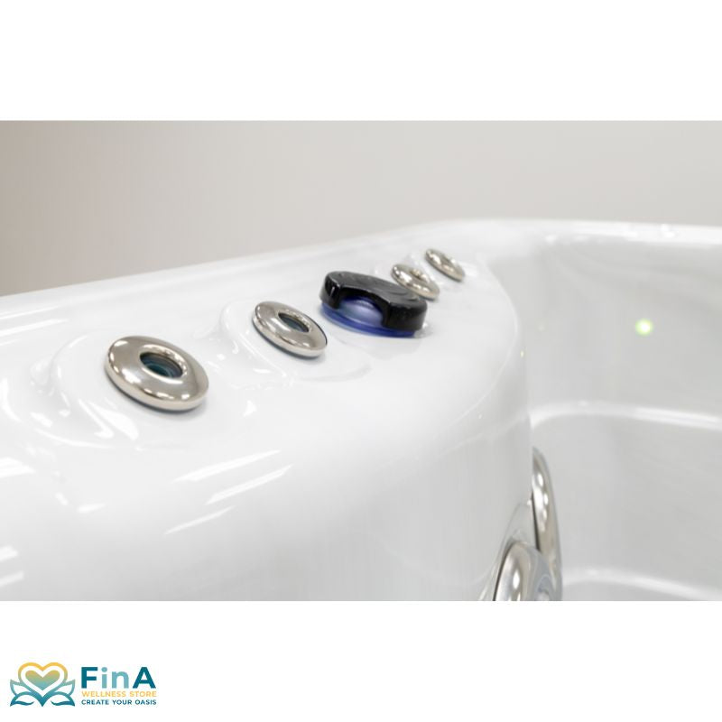Detailansicht der Düsenleiste im FinA Orel Swim Spa – präzise platzierte Massagedüsen mit Verstellregler für individuelle Hydrotherapie-Einstellungen.