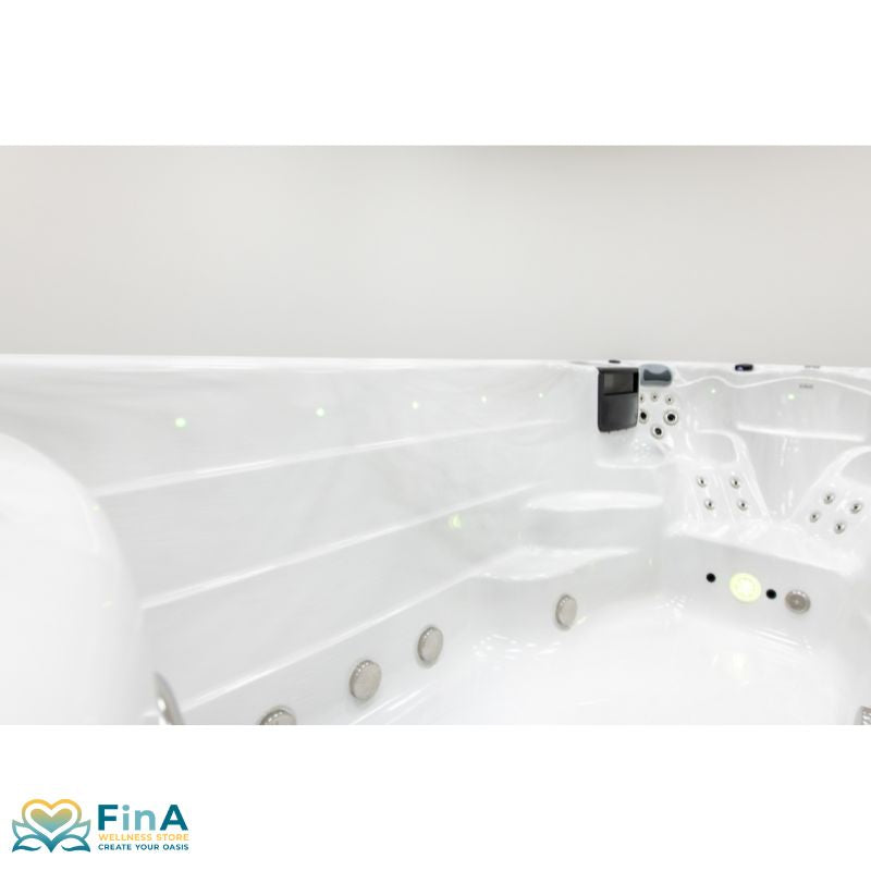 Detailansicht des FinA Orel Swim Spa – integrierte Einstiegstufen und seitlich angebrachte Massagedüsen für komfortablen Zugang und gezielte Wassertherapie.