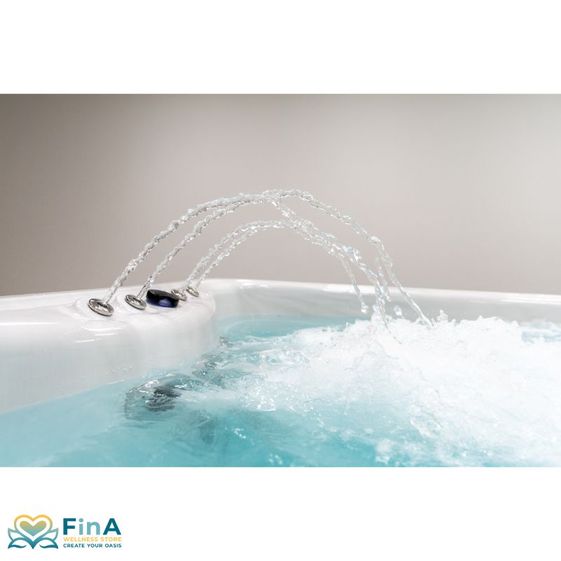 Detailaufnahme der Fontänenfunktion im FinA Orel Swim Spa – sanft geschwungene Wasserbögen über dem sprudelnden Beckenrand für ein sinnliches Wellnesserlebnis.