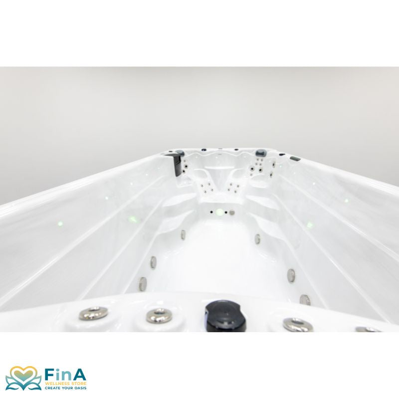 Innenansicht des FinA Orel Swim Spa – großzügiger Schwimmbereich mit seitlich integrierten Massagedüsen und hochwertiger Acrylverkleidung in Sterling Silver