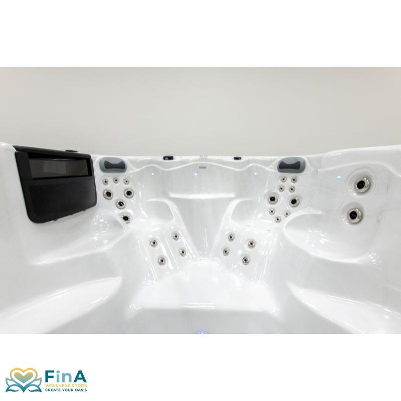 Massagebereich des FinA Orel Swim Spa – ergonomisch geformte Sitze mit gezielter Anordnung von Hydrodüsen für intensive Rücken- und Schultermassagen.