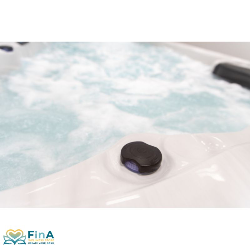 Detailaufnahme des FinA Orel Swim Spa im Betrieb – manueller Regler im Vordergrund, sprudelndes Wasser und gepolsterte Kopfstützen im Hintergrund für maximalen Komfort.