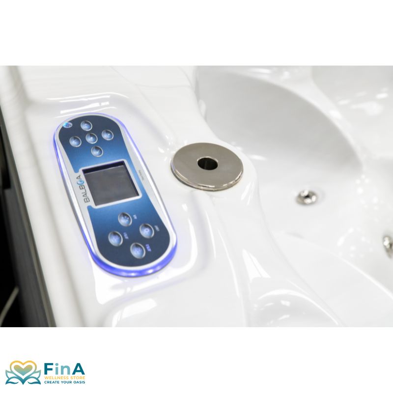 Steuerungseinheit des FinA Orel Swim Spa – Balboa-Bedienfeld mit LED-Hintergrundbeleuchtung für intuitive Kontrolle von Temperatur, Licht und Massagefunktionen.