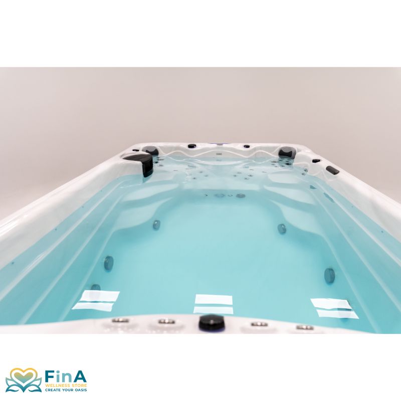 FinA Orel Swim Spa mit befülltem Wasser – klar strukturierter Schwimmbereich mit ergonomischen Kopfstützen und seitlich integrierten Hydrojets.