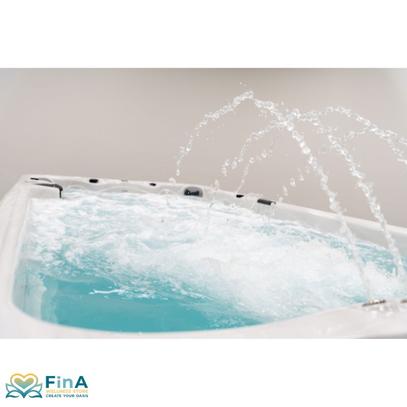 Aktiver Betrieb des FinA Orel Swim Spa – kräftige Wasserfontänen und sprudelnde Wasseroberfläche für ein belebendes Wellnesserlebnis im Außenbereich.