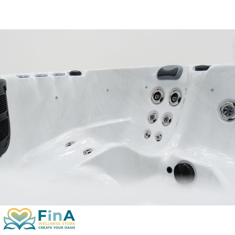 Detailaufnahme der FinA Calessia Whirlpool-Liegefläche mit Massagedüsen, Kopfstütze und Lautsprecher für ein entspanntes Wellnesserlebnis