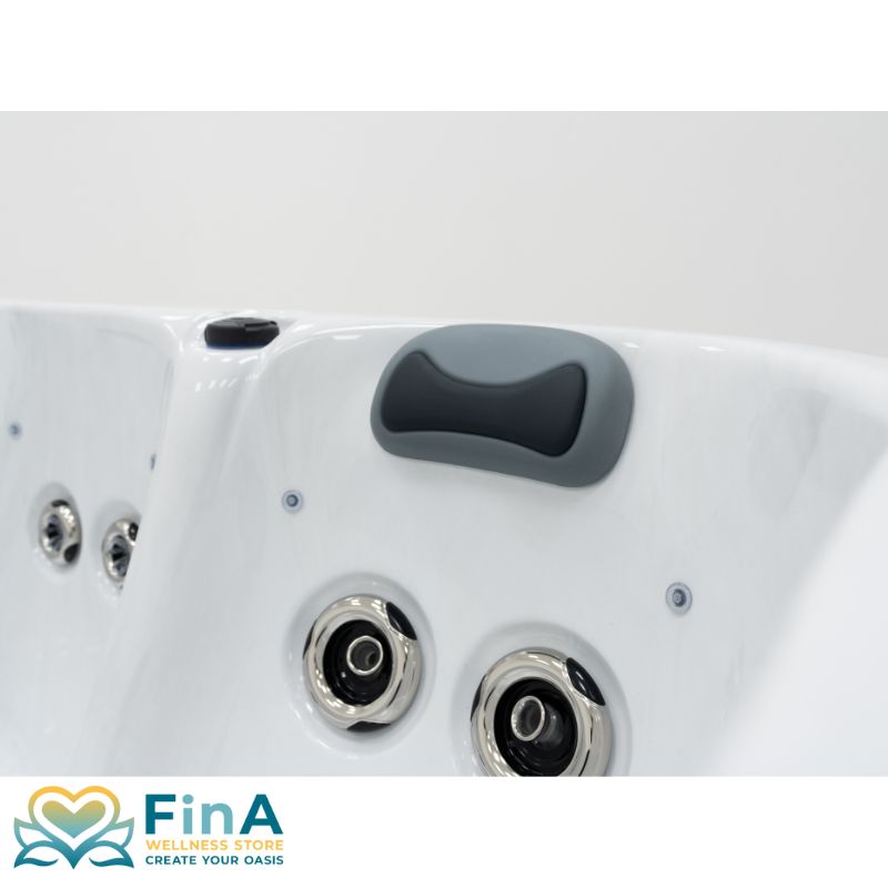 Detailaufnahme der FinA Calessia Whirlpool-Rückenlehne mit ergonomischer Nackenstütze und gezielt angeordneten Massagedüsen