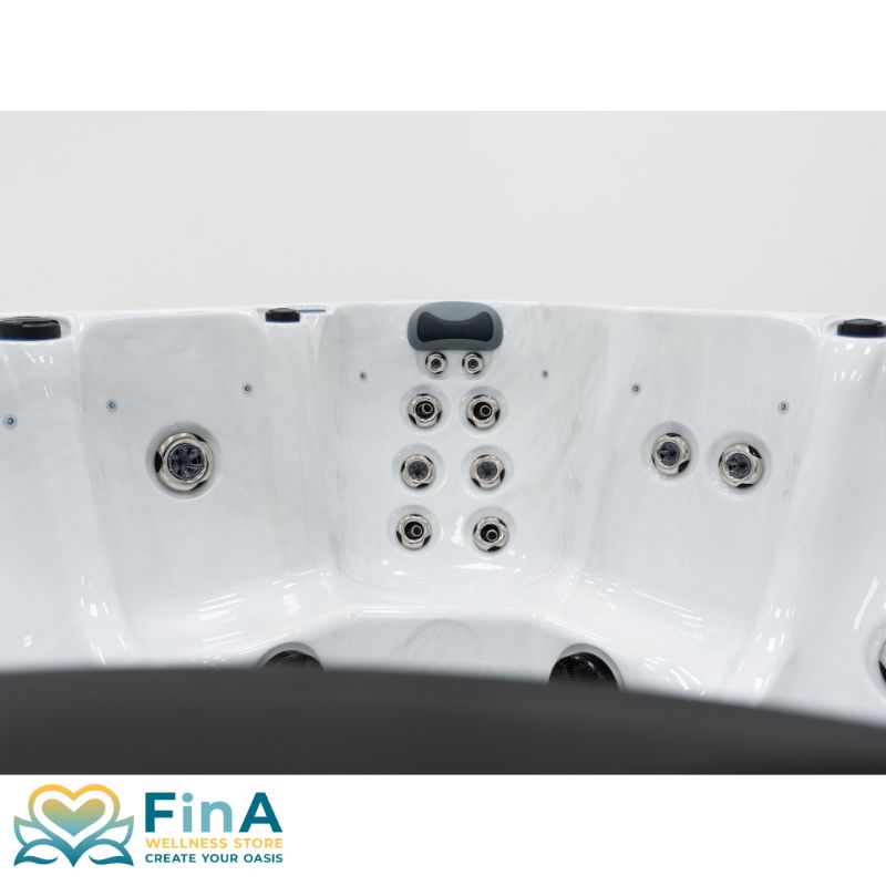 Rückenansicht des FinA Calessia Whirlpools mit Nackenstütze und vertikal angeordneten Massagedüsen für gezielte Rückenbehandlung