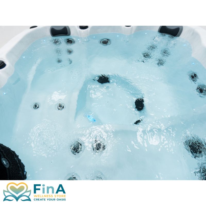 Blick in den mit Wasser gefüllten FinA Calessia Whirlpool mit aktiven Massagedüsen und leuchtenden LEDs für entspannendes Badeerlebnis