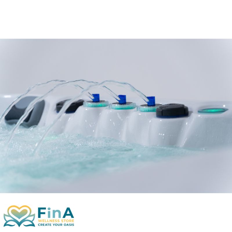 Sprühfontänen im FinA Luno Outdoor Whirlpool – dekorative Wasserfeatures mit LED-Beleuchtung für ein multisensorisches Wellnesserlebnis im eigenen Garten.