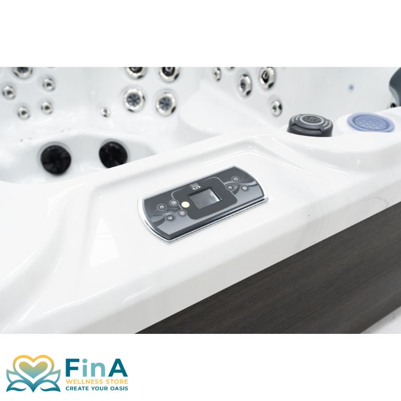 Detailansicht des Gecko IN.K300 Steuerungspanels im FinA Luno Outdoor Whirlpool – intuitive Bedienung für Temperatur, Licht und Massagefunktionen in elegantem Design.