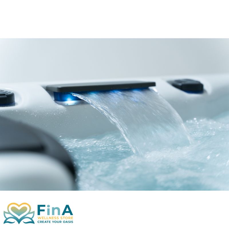 Detailaufnahme des integrierten Wasserfalls im FinA Luno Whirlpool mit sanft beleuchtetem Auslass – beruhigendes Wasserspiel für ein sinnliches Spa-Erlebnis