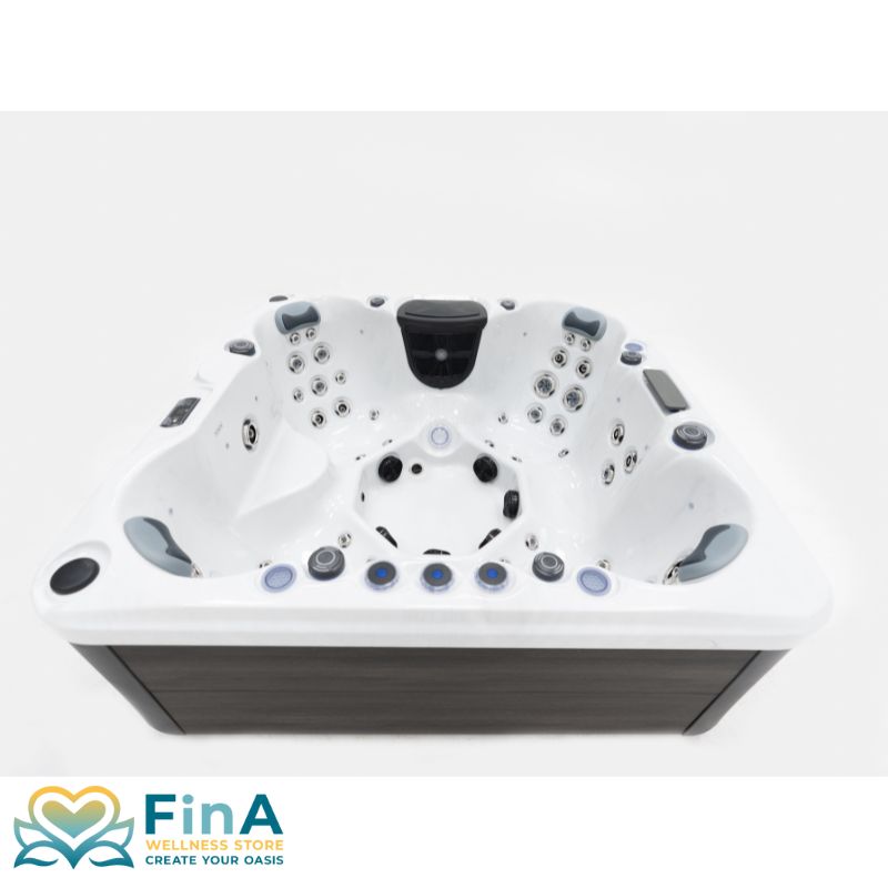 Frontansicht des FinA Soluna Outdoor Whirlpools für 7 Personen mit zahlreichen Massagedüsen, LED-Beleuchtung und ergonomisch geformten Sitzen