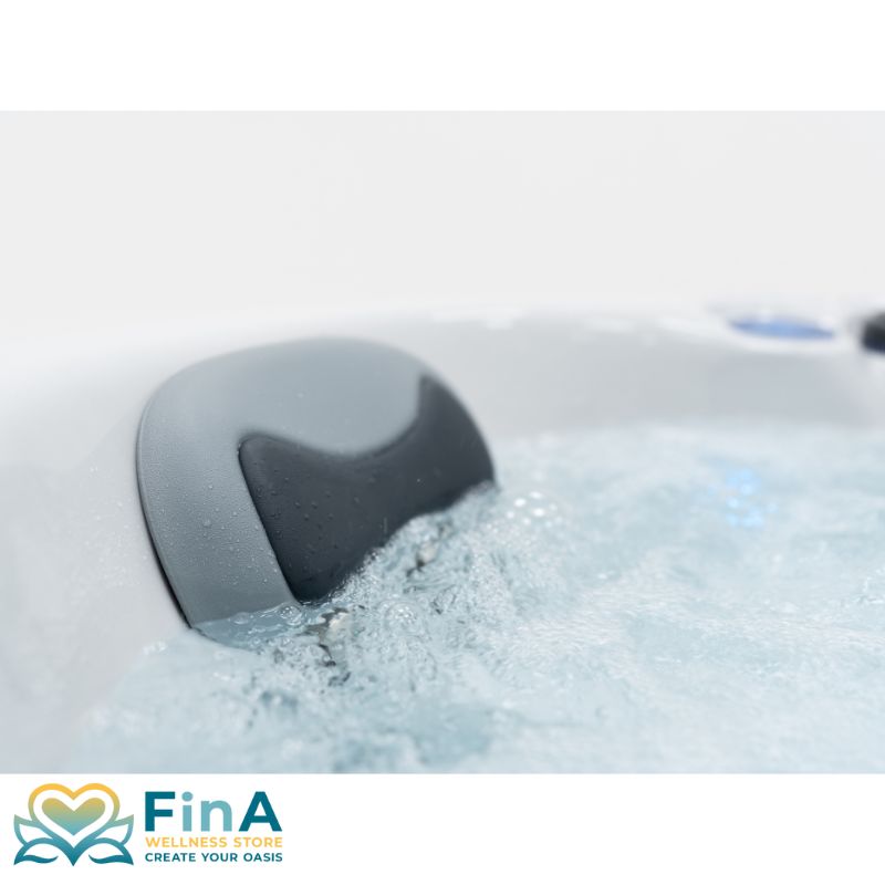 Ergonomische Nackenstütze des FinA Soluna Whirlpools im sprudelnden Wasser – für entspannte Kopfhaltung während der Massage