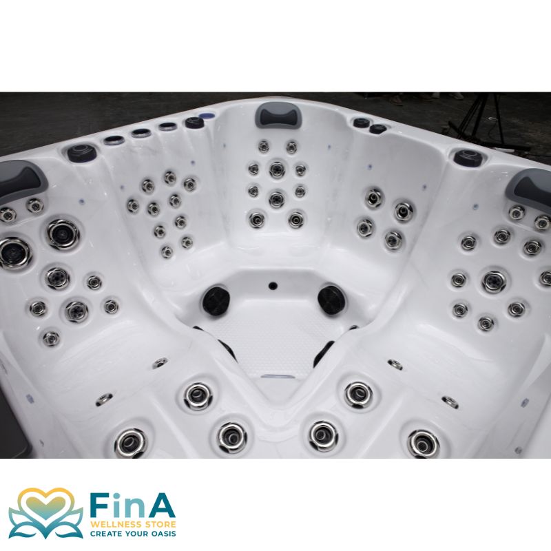 Vollständige Innenansicht des FinA Xaluna Outdoor Whirlpools mit drei Sitzplätzen und zwei Liegeflächen, ausgestattet mit zahlreichen Massagedüsen und ergonomischen Kopfstützen.