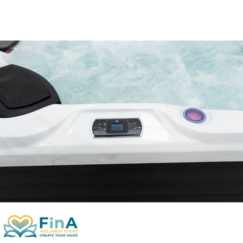 Nahaufnahme der Gecko IN.K500 Steuerung am FinA Xaluna Outdoor Whirlpool mit digitalem Display, eingebettet in den Beckenrand neben einer LED-Leuchte.