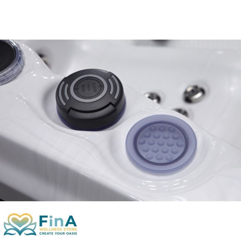 Detailansicht des FinA Zelano Whirlpools mit Drehregler für Düsensteuerung und integriertem Getränkehalter – hochwertig verarbeitet und funktional platziert