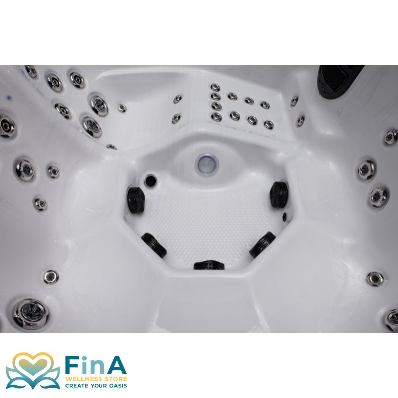 Detailansicht des Fußbereichs im FinA Zelano Whirlpool mit Bodendüsen und strukturierter Standfläche – gezielte Fußmassage für ganzheitliches Wellnesserlebnis
