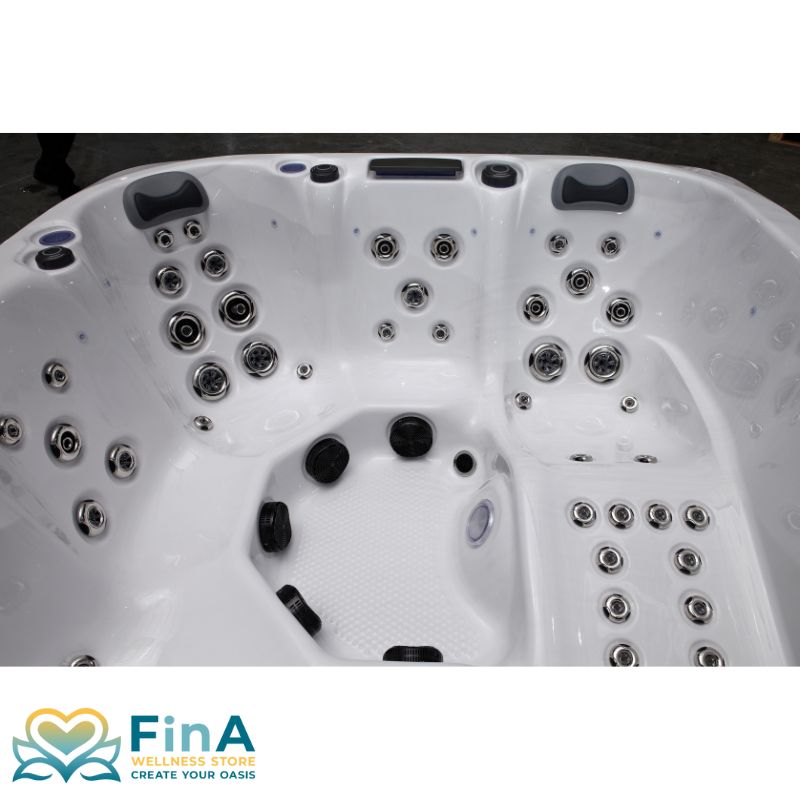 Komplettansicht des Innenraums vom FinA Zelano Whirlpool mit sechs ergonomischen Plätzen, zahlreichen Massagedüsen, Nackenkissen, Bedieneinheit und Fußmassagebereich