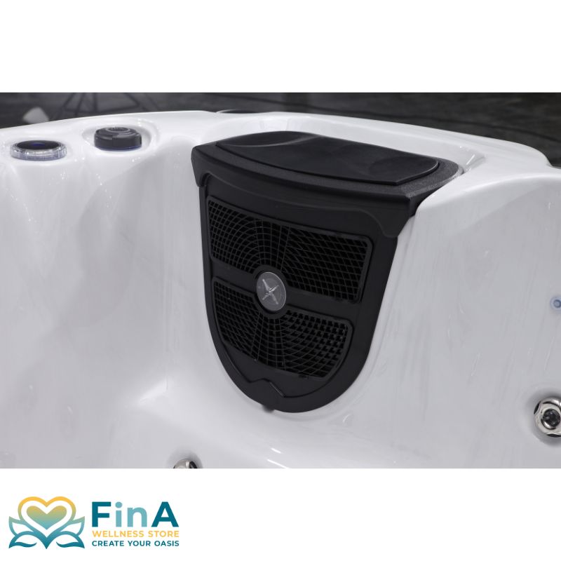Detailansicht des Bluetooth-Lautsprechers im FinA Zelano Whirlpool – integriertes Soundsystem mit schwarzer Abdeckung für kabelloses Musikstreaming im Wellnessbereich