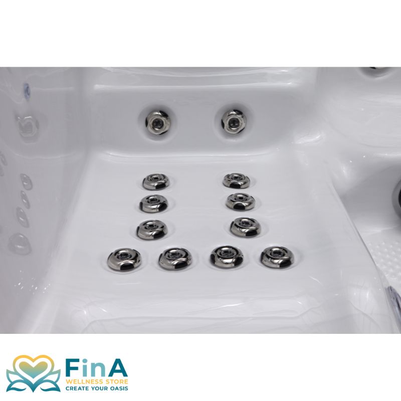 Detailansicht der Massagedüsen im FinA Zelano Whirlpool – ergonomisch angeordnete Hydrodüsen für gezielte Rücken- und Beinmassage in hochwertigem Acrylbecken