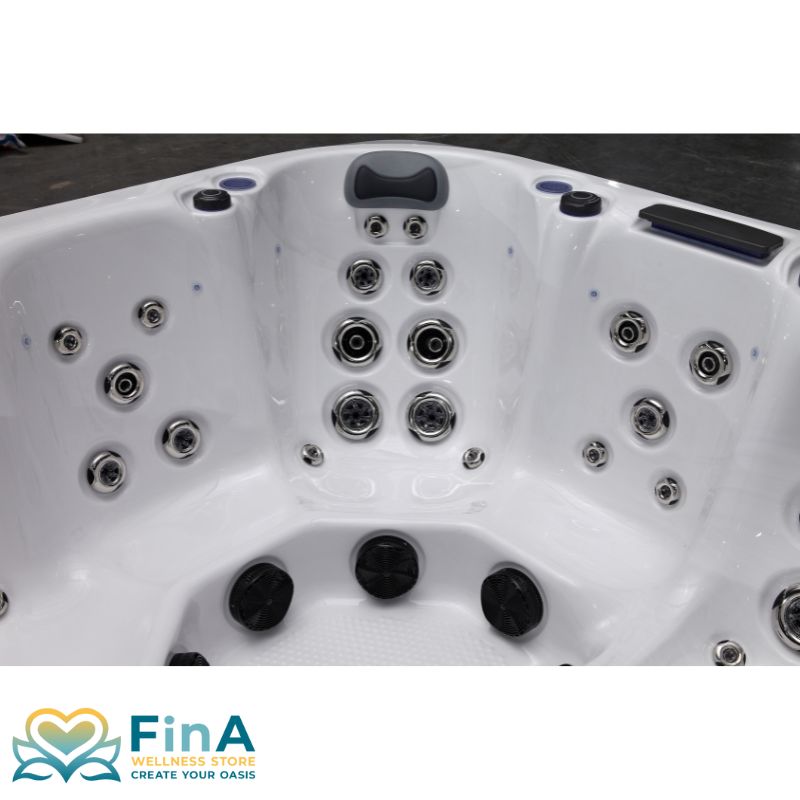 Innenansicht des FinA Zelano Whirlpools mit ergonomischem Sitzbereich, verstellbaren Massagedüsen, Nackenstütze und integrierter Armlehne – für gezielte Hydrotherapie