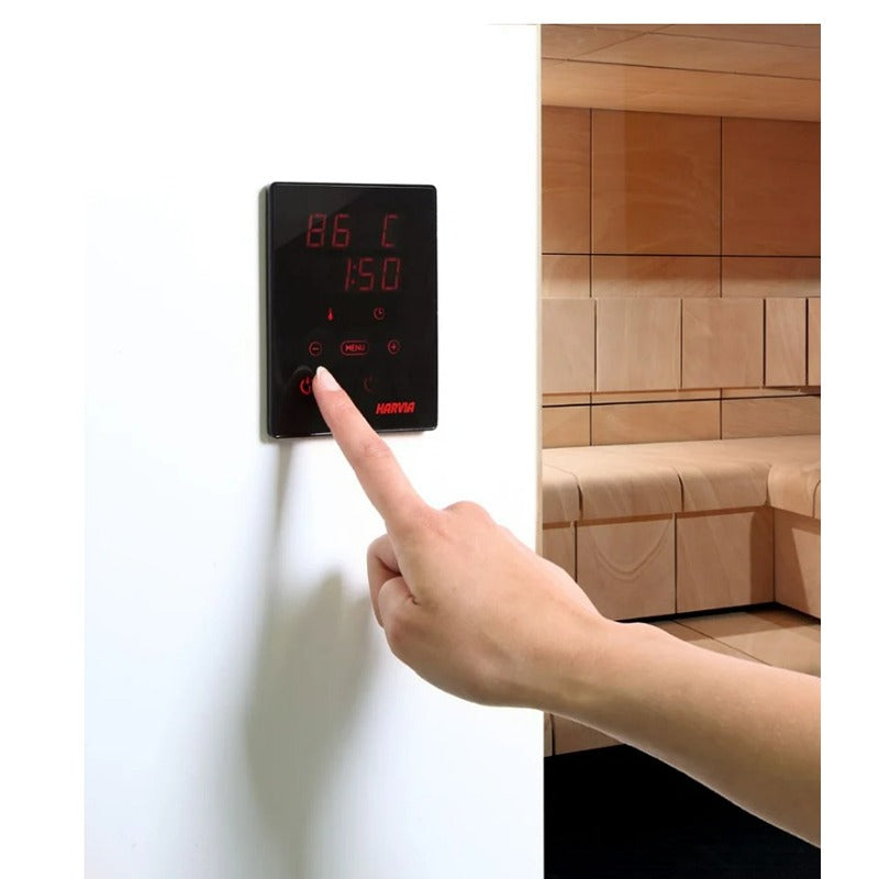 Digitale Harvia CX110 Saunasteuerung im Einsatz mit Bedienfeld an der Wand