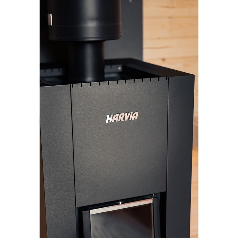 Detailaufnahme eines schwarzen Harvia Saunaofens mit Edelstahl-Elementen im Innenraum einer Holzsauna