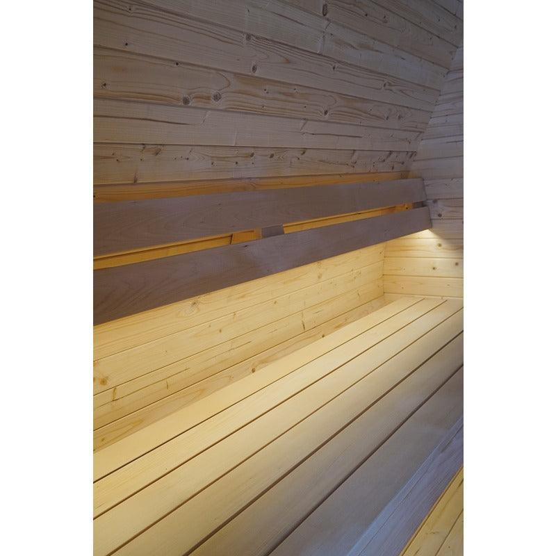 Innenansicht der Herkus Large Gartensauna mit heller Holzverkleidung und integrierter Sitzbank, sanft beleuchtet für ein warmes, einladendes Ambiente.