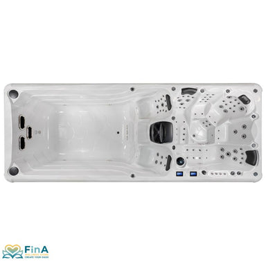 Vollständige Draufsicht auf den leeren Swim Spa JJSPA Alpha 8252 – gut sichtbare Liege- und Sitzbereiche sowie Schwimmzone