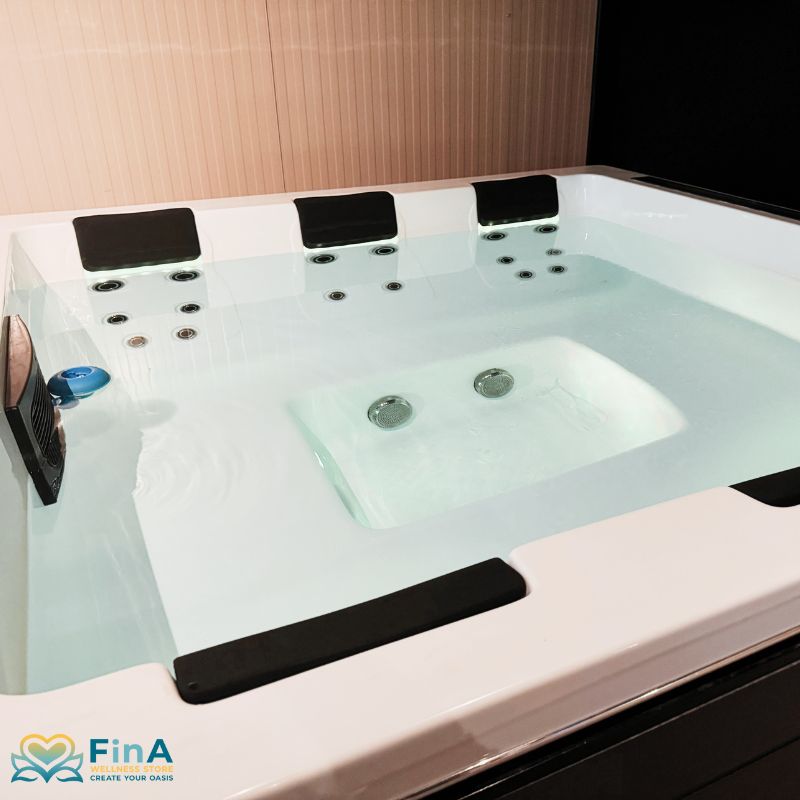Passion Spas Serene 5 – moderner Whirlpool für fünf Personen mit gefülltem Becken, Massagezonen und LED-Beleuchtung, ausgestellt im Showroom.