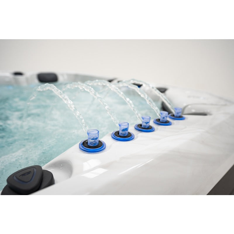 Platinum Spas Barcelona Hot Tub – stimmungsvolle LED-Wasserfontänen für ein luxuriöses Spa-Ambiente