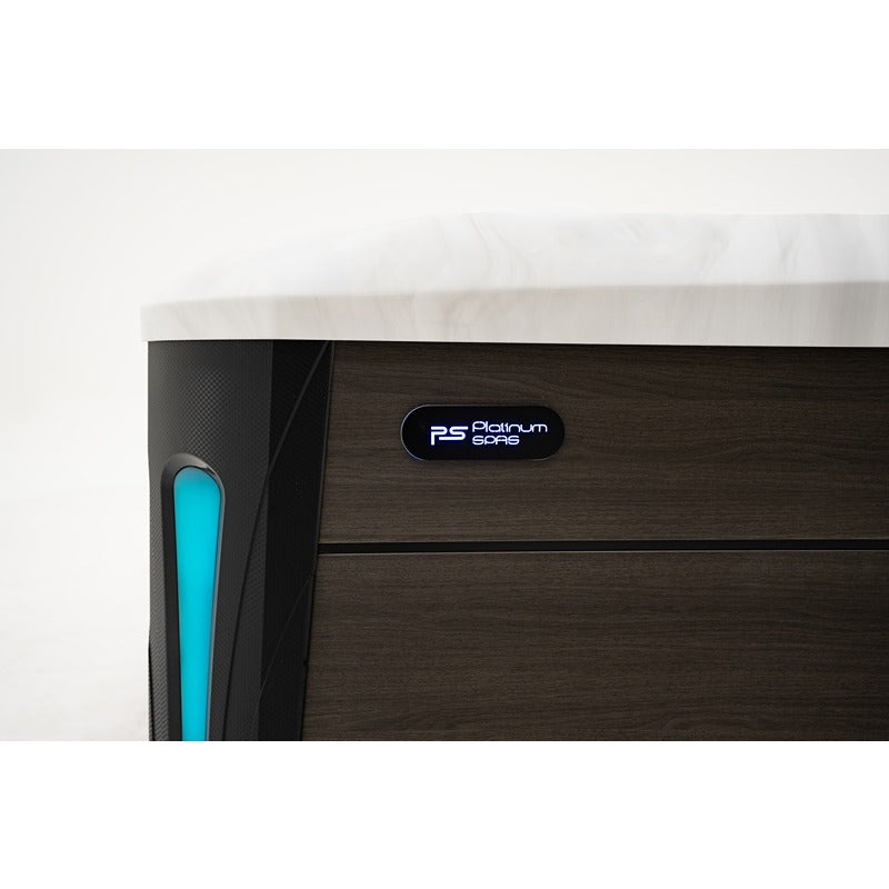 Platinum Spas Barcelona Whirlpool – stilvolles Markenlogo mit LED-Beleuchtung auf dunkler Holzverkleidung für einen edlen Look im Außenbereich