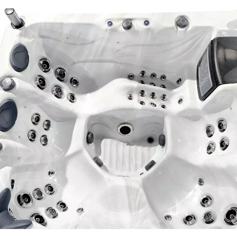 Innenansicht der Whirlpool-Zone im Platinum Spas Helios Pro Swim Spa mit mehreren ergonomischen Sitzplätzen und zahlreichen Massagedüsen