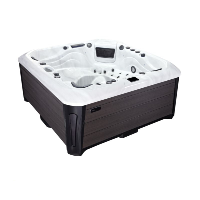 Platinum Spas Kenya Premium Hot Tub mit zwei Loungern und drei Sitzplätzen, edle Acrylwanne in Marmoroptik, umgeben von dunkler Holzverkleidung – stilvolles Whirlpool-Design für bis zu fünf Personen.