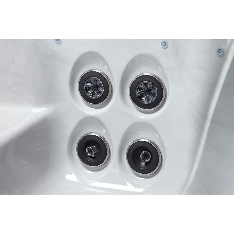 Platinum Spas Maximus Whirlpool – Detailaufnahme von vier leistungsstarken Massagedüsen mit Edelstahlring für gezielte Hydrotherapie